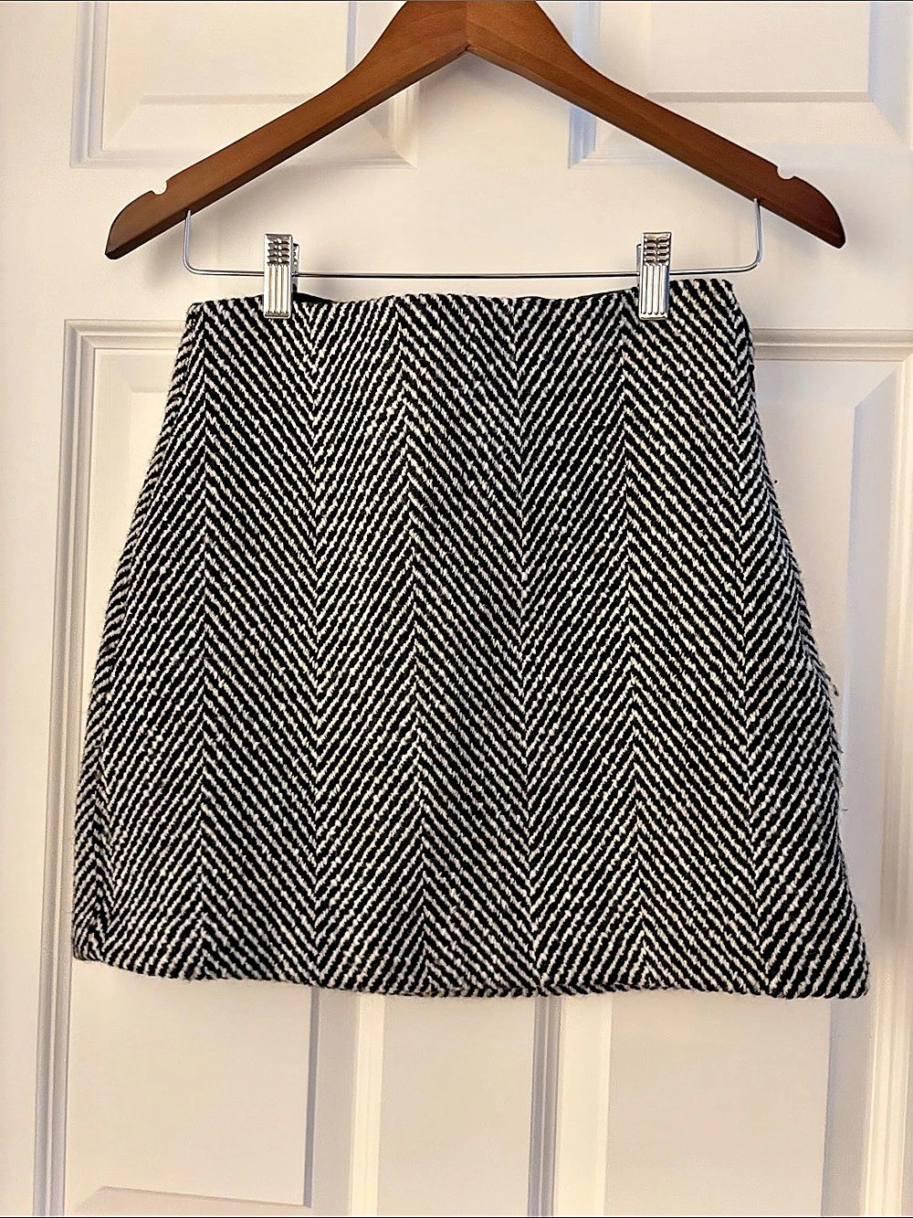 Like New-LOFT Chevron Mini Skirt Black & White Size 0 Like New